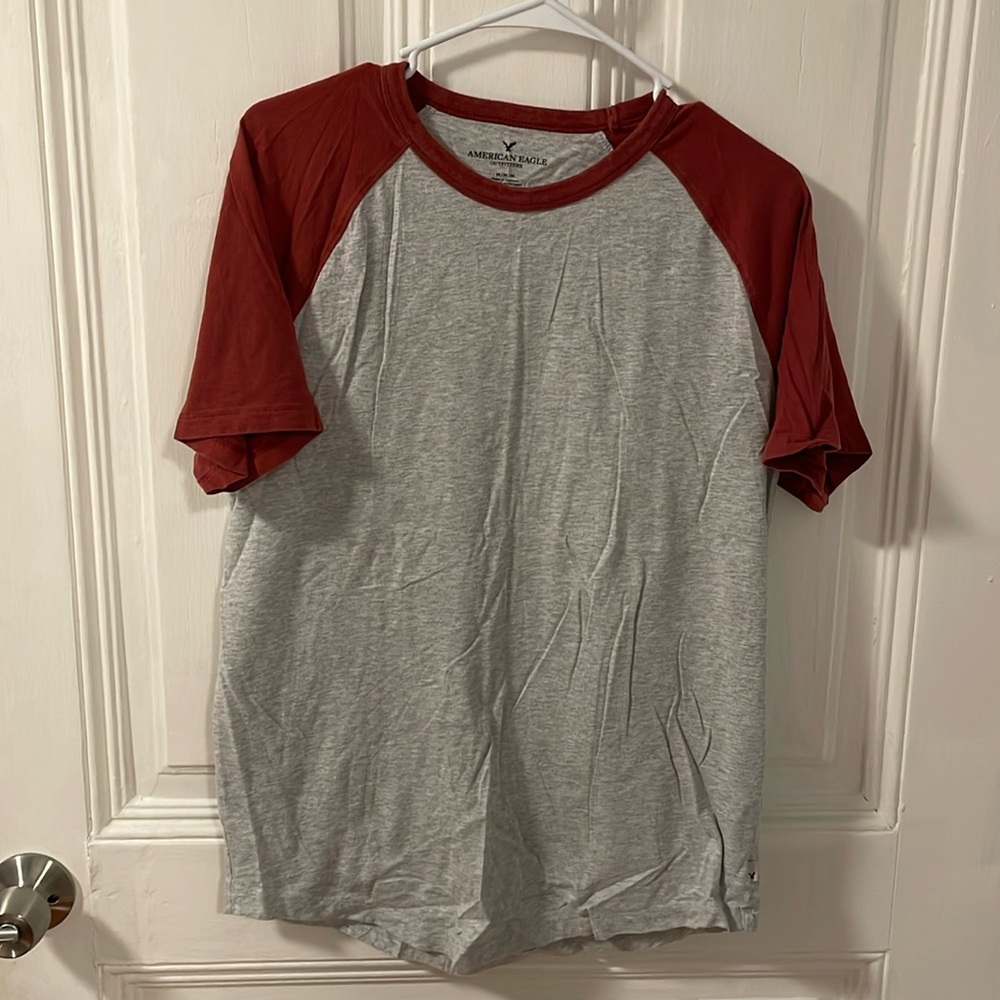 American eagle Size M skin T-shirt red and gray